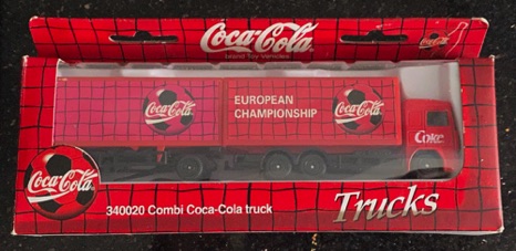 10229-2 € 10,00 coca cola vrachtwagen afb voetbal ca 20 cm.jpeg